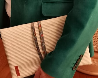 Etui pour tablette,liseuse,iPad/ velours côtelé, matellassée et personnalisable. Saint valentin, Fêtes des mères. Housse tablette/pochette.