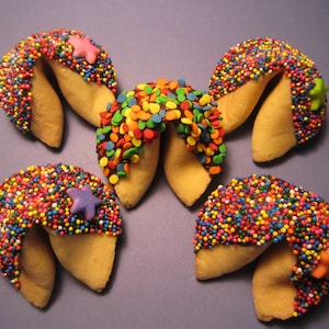 Pu&ograve; includere: Cinque biscotti della fortuna ricoperti di codette colorate. Ogni biscotto ha una caramella a forma di stella in cima.