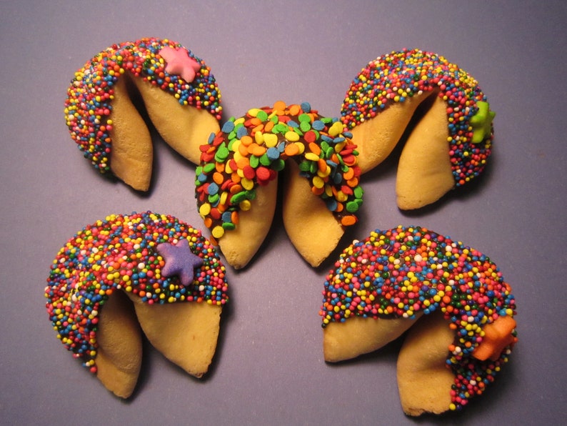 Pu&ograve; includere: Cinque biscotti della fortuna ricoperti di codette colorate. Ogni biscotto ha una caramella a forma di stella in cima.