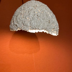 Lampada a sospensione realizzata artigianalmente in cartapesta riciclata