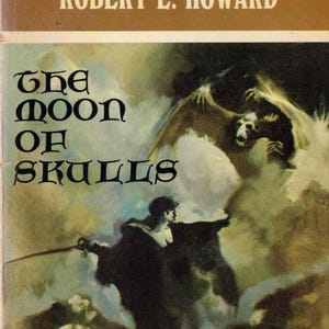 Könnte beinhalten: Vintage Taschenbuchcover für "The Moon of Skulls" von Robert E. Howard. Das Cover zeigt eine dunkle, fantastische Szene mit einer Figur, die ein Schwert schwingt, Kreaturen und den Titeltext. Das Buch gehört zur Time-Lost-Serie.