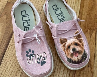 Könnte beinhalten: Ein Paar rosa Canvas-Slipper mit dem Wort "Hey Dude" auf der Innenseite jedes Schuhs. Ein Schuh hat einen Pfotenabdruck und den Namen "Gizmo" darauf gedruckt. Der andere Schuh hat einen Yorkshire Terrier darauf gedruckt.