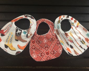 Babador de bebê estilo ocidental com botas de cowboy, bandana e flechas