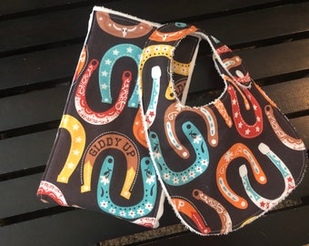 Conjunto de babero y paño para eructar bebé niño estilo occidental con herraduras