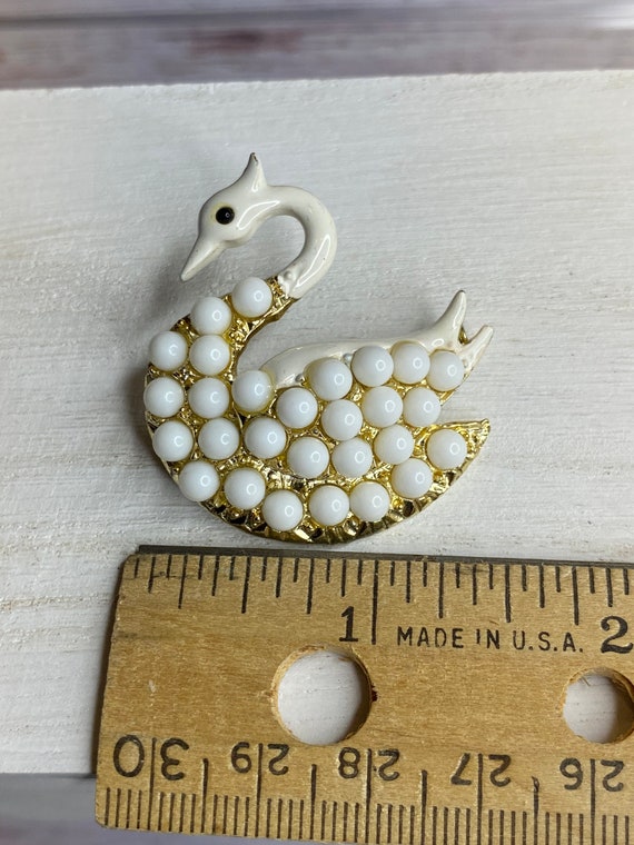 Vintage White Swan Brooch ~ Enameled faux pearl ~… - image 3