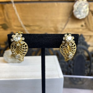Vintage Leaf rhinestone earrings ~ vintage clip on earrings ~ costume jewelry ~ vintage jewelry ~ leaf filigree clear rhinestones
