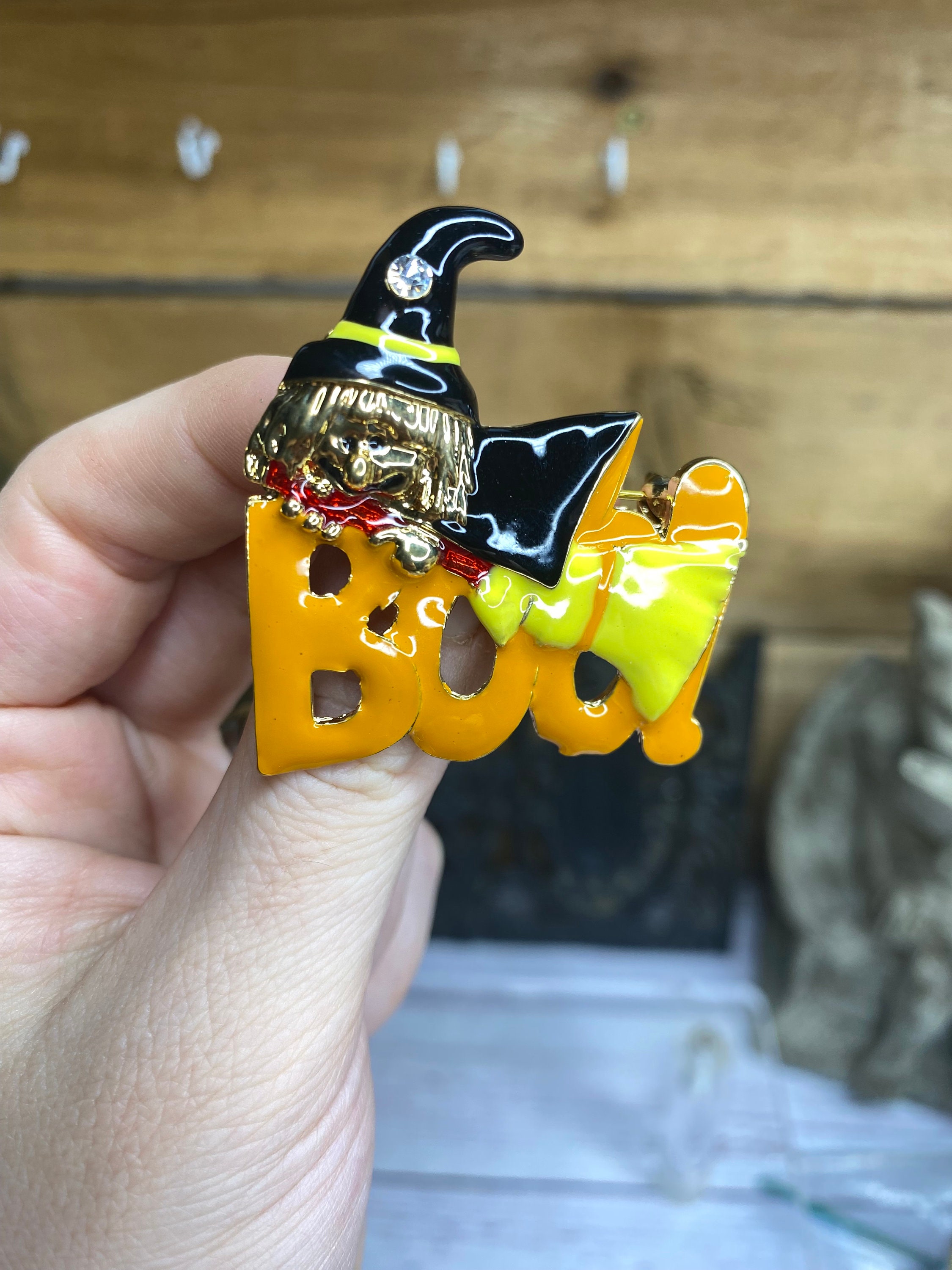 Broche Sorcière Volant Sur Un Balai - Or Et Argenté - Occasion