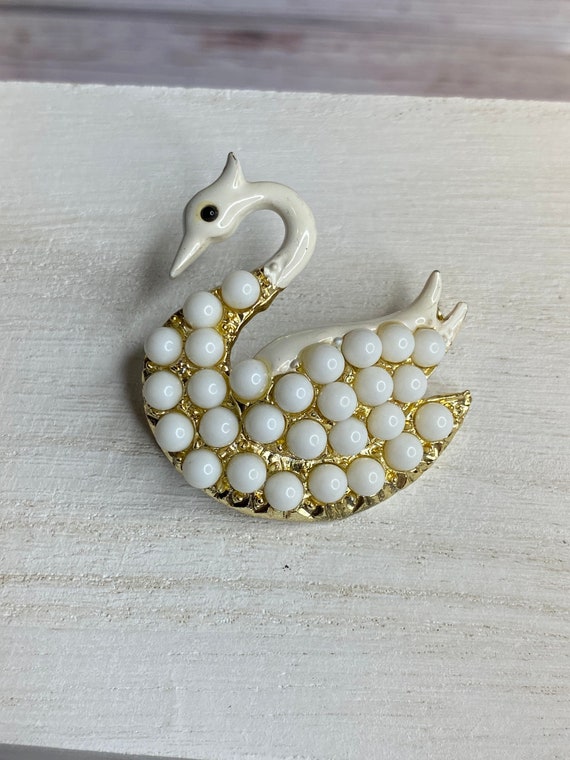 Vintage White Swan Brooch ~ Enameled faux pearl ~… - image 2