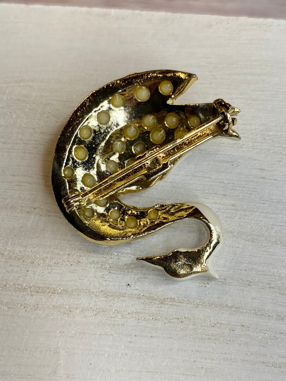 Vintage White Swan Brooch ~ Enameled faux pearl ~… - image 4