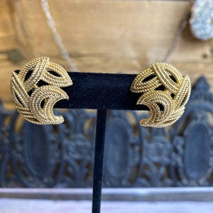 Clip lunare con design a foglia vintage Crown Trifari sugli orecchini ~ clip corona Trifari sugli orecchini ~ gioielli vintage ~ clip color oro sugli orecchini ~