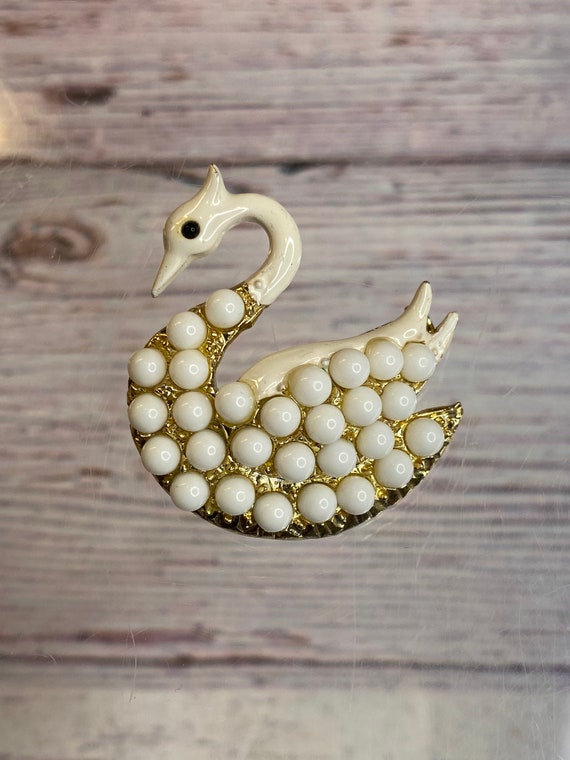 Vintage White Swan Brooch ~ Enameled faux pearl ~… - image 1