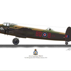 Könnte beinhalten: Ein grünes, braunes und schwarzes Avro Lancaster Mk.III Bomberflugzeug mit dem Code "BQ-O-B" an der Seite. Das Flugzeug befindet sich auf einer Landebahn mit einer grauen Oberfläche. Das Flugzeug stammt von der No. 580 Squadron RAF Waltham Herbst 1943.