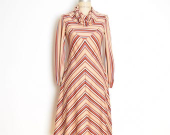 Vestido vintage de los años 70, beige, colorido, arcoíris, estampado de rayas de chevrones, cuello vuelto, vestido disco midi S