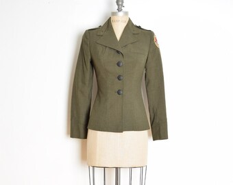La chaqueta militar mujer: verde y con parches de moda