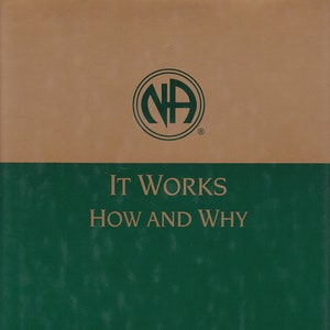 Puede incluir: Una portada de libro con un diseño de dos tonos. La sección superior es de color beige, con un logotipo verde circular con las letras "NA". La sección inferior es de color verde oscuro, con el título "IT WORKS HOW AND WHY" y el texto "The Twelve Steps and Twelve Traditions of Narcotics Anonymous."