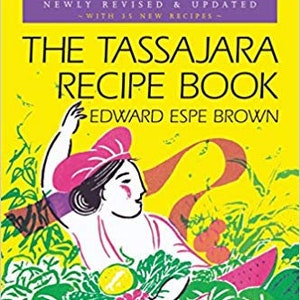Puede incluir: El libro de recetas Tassajara de Edward Espe Brown. La portada presenta una colorida ilustración de una persona rodeada de verduras y frutas. El título del libro está en letras grandes y en negrita sobre un fondo amarillo.