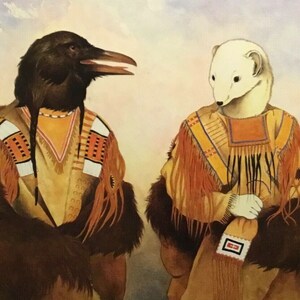 Könnte beinhalten: Buchcover von "Crow and Weasel" von Barry Lopez, illustriert von Tom Pohrt. Es zeigt eine Krähe und ein Wiesel in traditioneller indianischer Kleidung vor dem Hintergrund eines bewölkten Himmels.