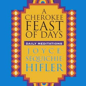 Puede incluir: Una portada de libro con fondo azul presenta un marco decorativo amarillo y morado. El texto dice "A Cherokee Feast of Days" con el nombre del autor, Joyce Sequichie Hifler, en turquesa.
