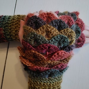 Womens Gloves, Fingerless Gloves, Dragon Scale Gloves, Crocodile Stitch Gloves,  Teen Gloves,  Hand Crochet -  More colors available