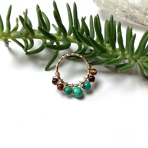 Piercing plaqué or torsadé oeil de tigre et turquoise 20G Ø1cm anneau nez narine nostril upper lobe hélix conch daith rook cartilage oreille