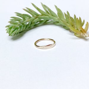 Piercing plaqué or martelé, 1 mm/18g, anneau hélix, conch, nez, oreille, lobe, sur mesure, minimaliste, bohème chic, daith