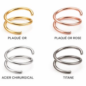 Op de afbeelding: Vier dubbele spiraalringen in verschillende afwerkingen: goudkleurig met het label PLAQUÉ OR, roségoudkleurig met PLAQUÉ OR ROSE, zilverkleurig met ACIER CHIRURGICAL en donkergrijs met TITANE. Elke ring heeft een doorlopend draadontwerp.