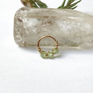 Piercing clicker 20G Ø8mm peridoto/acciaio placcato oro ch anello narice elica conchiglia daith rook cartilagine lobo superiore arcade creolo orecchio gioiello