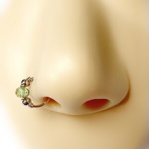 Piercing titane péridot 22G Ø7mm anneau hélix conch nez narine nostril oreille upper lobe créole cartilage rook daith bohème tragus minimale