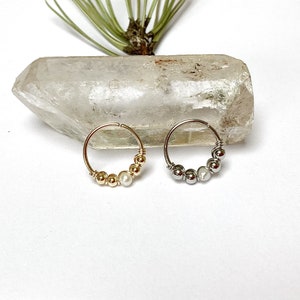 Piercing plaqué or ou acier ch, perle d’eau douce mini, anneau hélix conch nez narine nostril oreille lobe daith rook tragus créole bohème