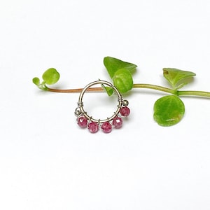 Piercing titane et rubis, 1 mm/18g, Ø 1 cm, anneau hélix, conch, septum, nez, daith, lobe, oreille, cartilage, unique, bohème chic