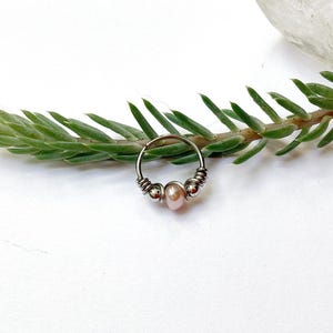 Piercing anneau titane sur mesure perle d’eau douce 20G 18G bague nez narine nostril oreille lobe hélix conch septum rook daith cartilage