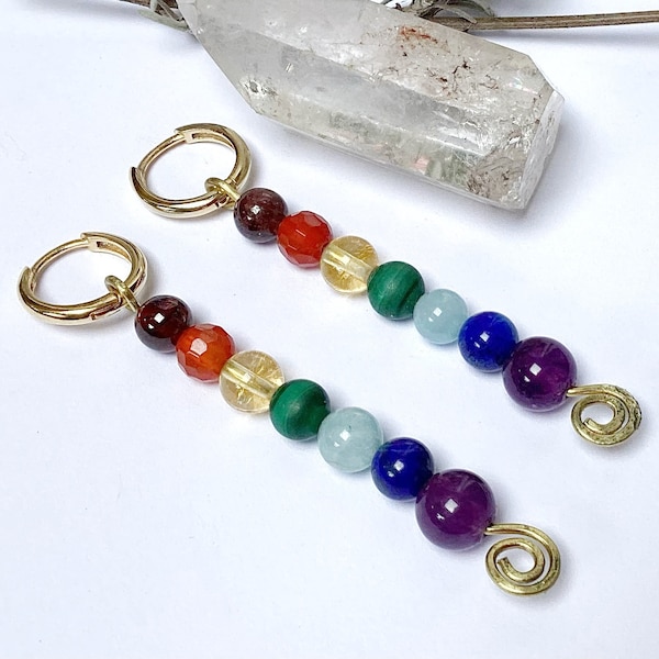 Boucles d’oreilles 7 chakras laiton doré et pierres de gemmes, modèle unique, bohème chic, spirale ethnique vibrations bonheur serenite
