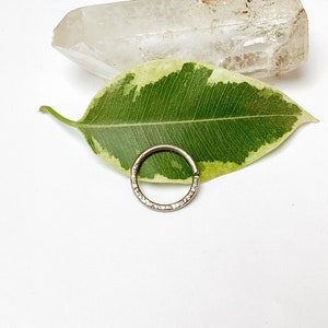 Piercing titane martelé, 1,2 mm/16g, anneau hélix, conch, septum, lobe, oreille, minimaliste, sur mesure