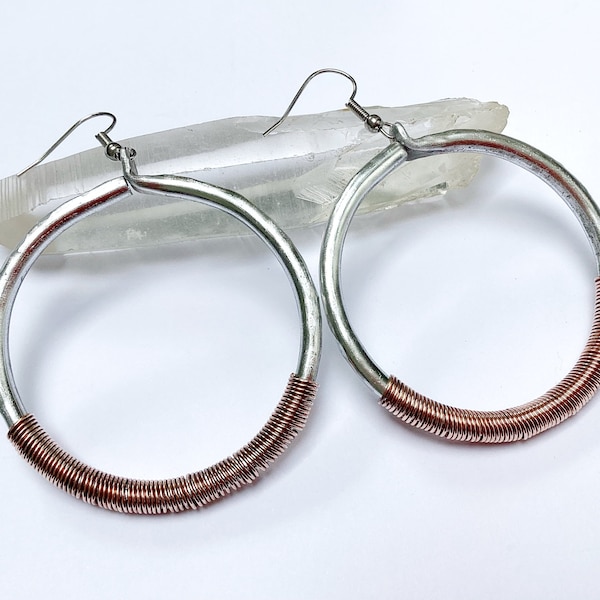 Créoles aluminium martelé et cuivre, ø 5 cm, anneaux de lobe, boucles d'oreille, cerceaux , bohème ethnique hippie vintage bijoux mariage