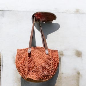 Borsa da spiaggia estiva in filato di carta lavorata a mano all'uncinetto - 40 x 23 cm con tracolle in pelle