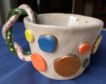 Ręcznie robiony ceramiczny kubek w kropki: kolorowa, nowoczesna ceramika, 250 ml