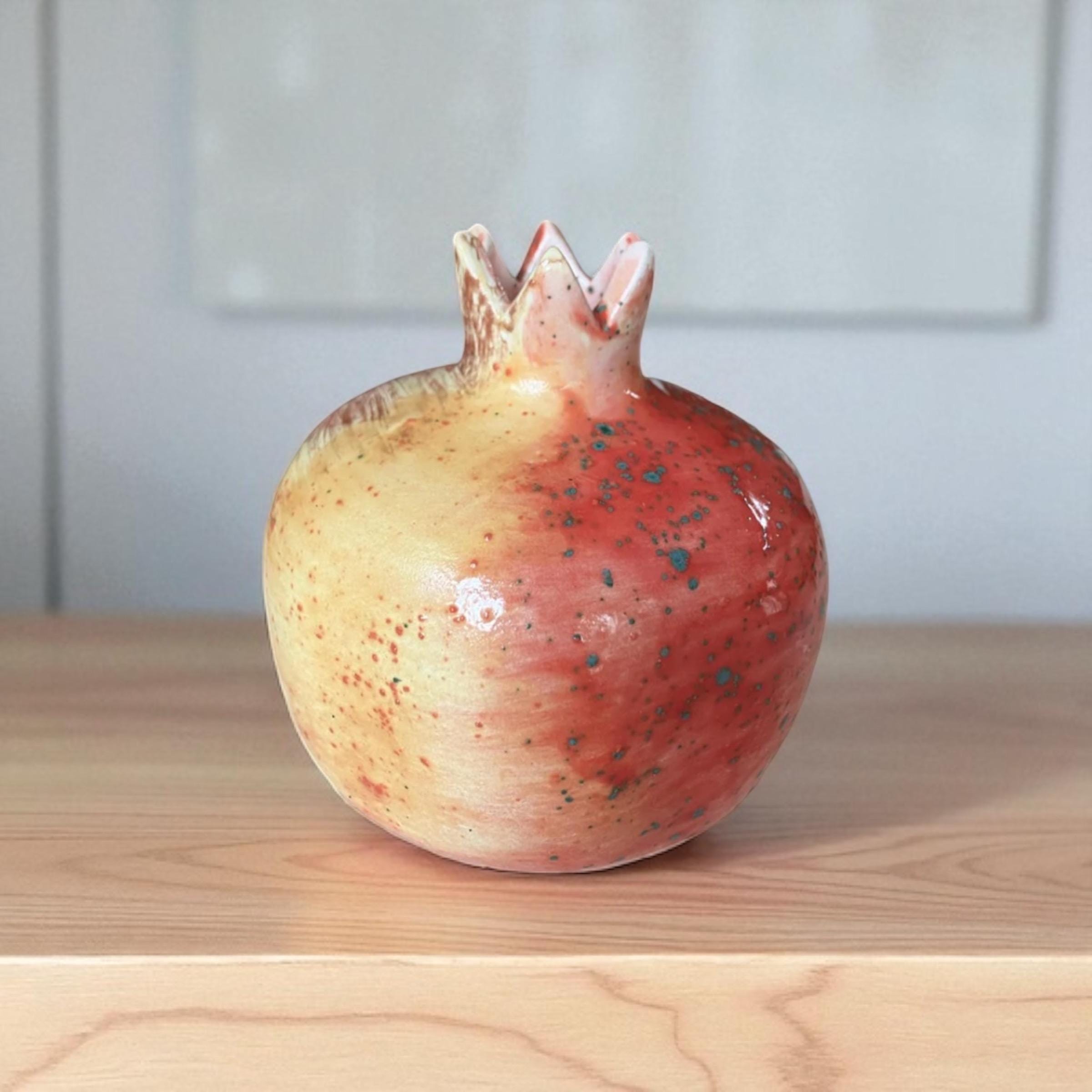 ザクロ型陶器花瓶 赤と黄色 手作り陶器のザクロの花瓶 – 10 cm – 手描きの赤黄色のアート陶器