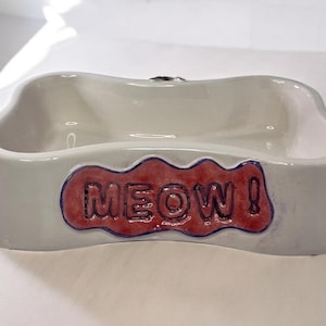 Comedero de cerámica para gatos hecho a mano – ¡MIAU! Diseño de letras en relieve
