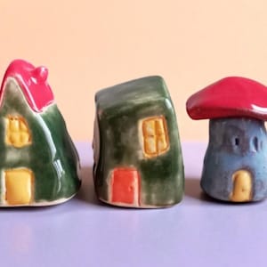 Mini statuine di case in ceramica - Set di 3 - Decorazioni per la casa in argilla fatte a mano