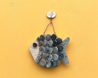 Pez de cerámica hecho a mano para colgar en la pared: decoración costera azul océano