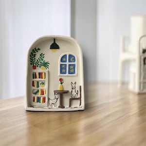 Decorazione da parete in ceramica fatta a mano: stanza in miniatura con cane e libreria