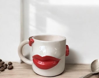 Caneca de cerâmica feita à mão com lábios vermelhos - Caneca de café exclusiva, 200 ml