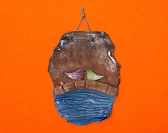 Ręcznie robiona ceramiczna zawieszka ścienna – 20 cm Ptaki na moście – Kolorowa ceramiczna dekoracja ścienna