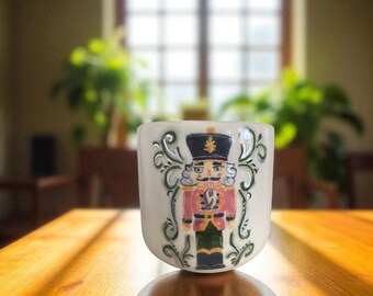Tazza Schiaccianoci fatta a mano: tazza da caffè natalizia in ceramica