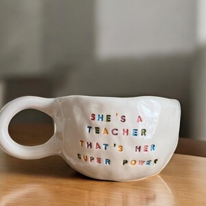 Handgemachte Keramiktasse 200 ml - She's a Lehrer-Zitat - Einzigartige handgeformte Tasse - Lehrer Geschenk - Minimalistischer Regenbogen Text - Wertschätzung des Lehrers