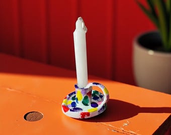 手作りの陶器製テーパーキャンドルホルダー：カラフルなペイントが施された燭台