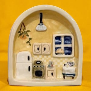 15x12 cm Handmade Ceramic Wall Decor – Cozy Yellow Kitchen Scene, Rustic Country Style Home Decoration