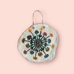 Handmade Ceramic Wall Hanging – 18 cm Colorful Floral Art – Clay Wall Decor – Rustic Round Ceramic Ornament – Boho Wall Gift