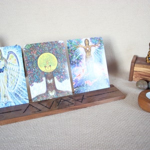 Support pour oracles porte carte illustrées en bois Porte-cartes tarot Tirage tarot Wooden oracle ard holder Tarot card stand image 3