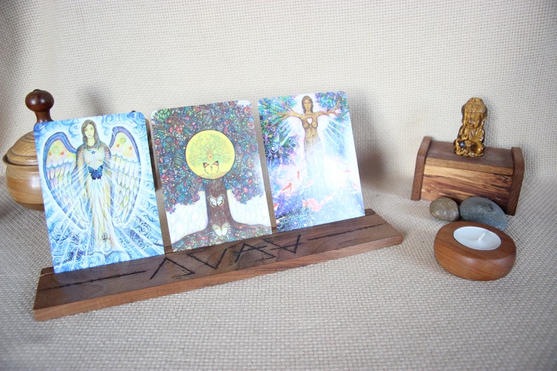 Support pour oracles porte carte illustrées en bois Porte-cartes tarot Tirage tarot Wooden oracle ard holder Tarot card stand image 3